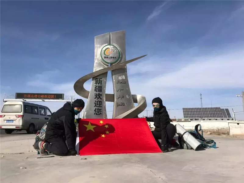 Camel Brothers arriving in Xinjiang